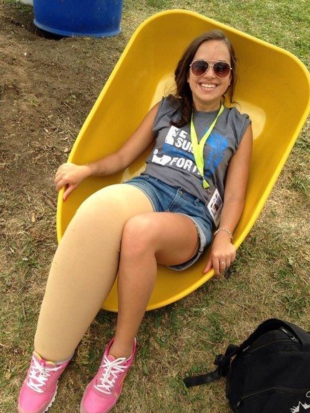 Teen With Shockingly Swollen Leg Poses in a Bikini to Inspire Body Confidence